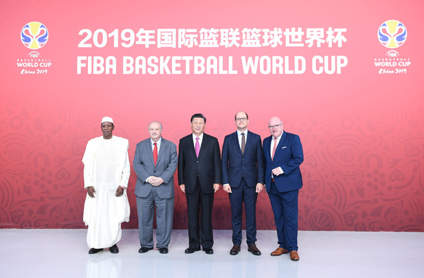 8月30日晚，國家主席習近平在北京會見國際籃聯主席穆拉托。 新華社記者 殷博古 攝