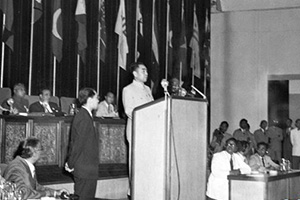 1954年：登上國際舞台
