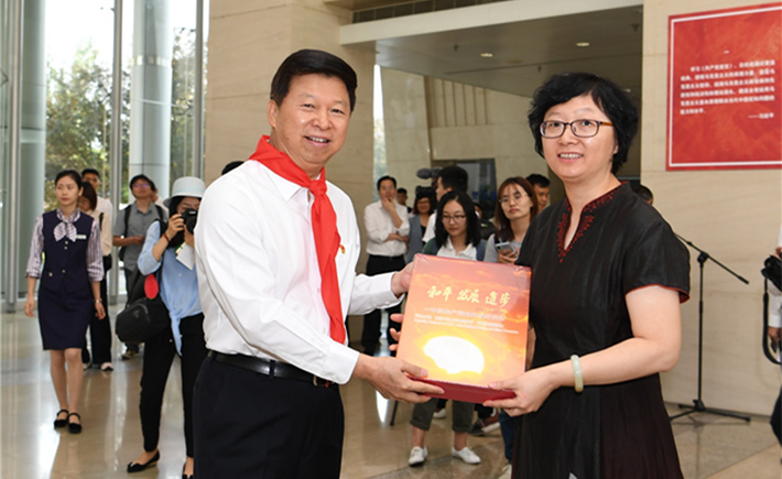 中聯部部長宋濤向少先隊員代表發表講話並贈送畫冊