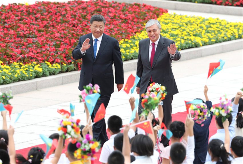 9月11日，國家主席習近平在北京人民大會堂同哈薩克斯坦總統托卡耶夫舉行會談。這是會談前，習近平在人民大會堂東門外廣場為托卡耶夫舉行歡迎儀式。 新華社記者 姚大偉 攝