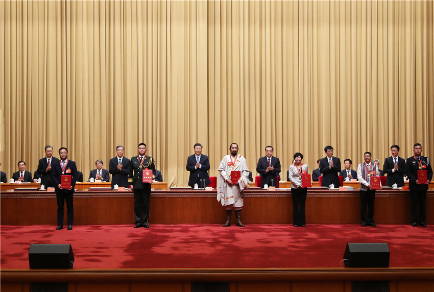 9月27日，全國民族團結進步表彰大會在北京舉行。這是習近平等向受表彰的模范集體和模范個人代表頒獎。