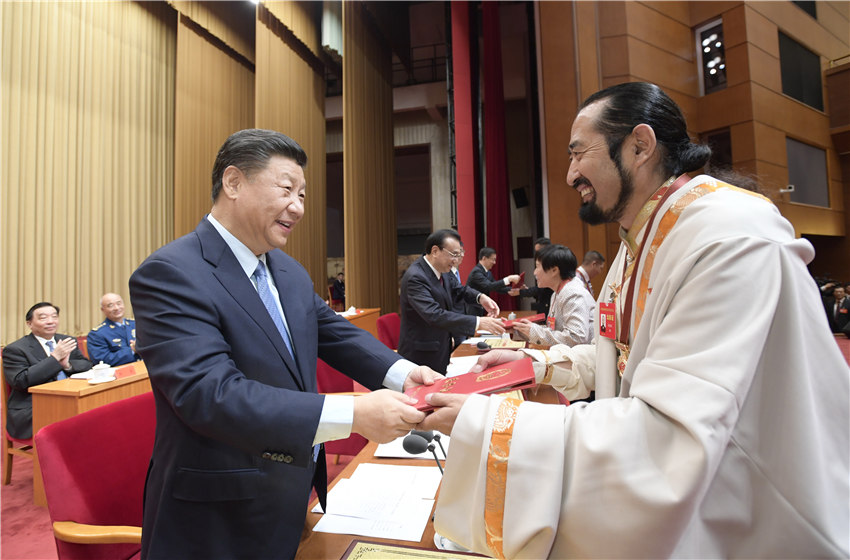 9月27日，全國民族團結進步表彰大會在北京舉行。這是習近平等向受表彰的模范集體和模范個人代表頒獎。 新華社記者 李學仁 攝