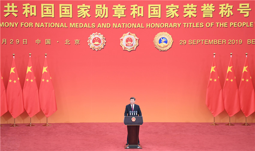 9月29日，中華人民共和國國家勛章和國家榮譽稱號頒授儀式在北京人民大會堂金色大廳隆重舉行。中共中央總書記、國家主席、中央軍委主席習近平向國家勛章和國家榮譽稱號獲得者頒授勛章獎章並發表重要講話。 新華社記者 殷博古 攝