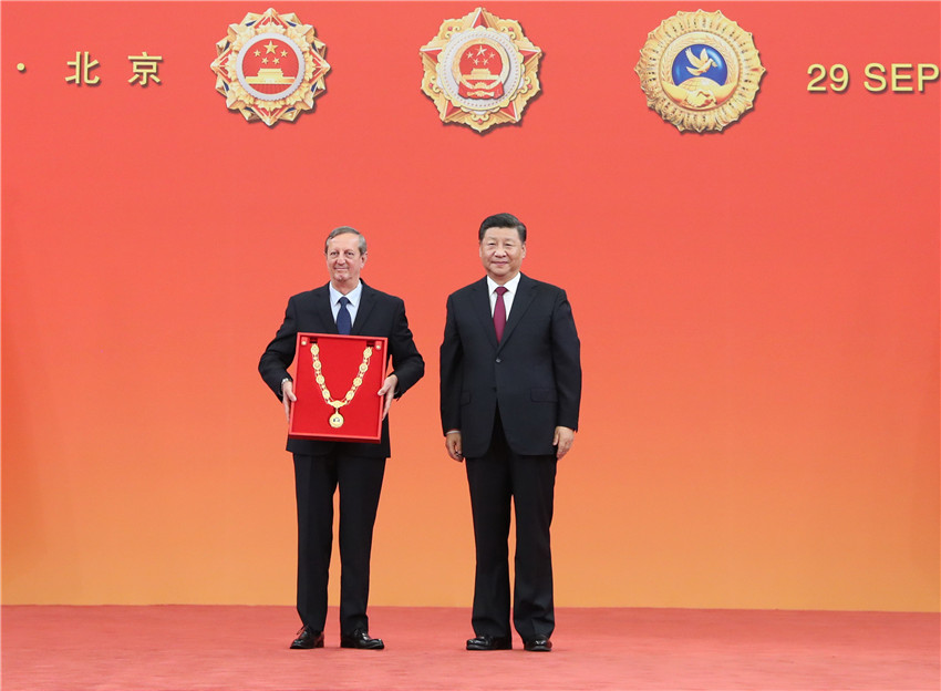 9月29日，中華人民共和國國家勛章和國家榮譽稱號頒授儀式在北京人民大會堂金色大廳隆重舉行。中共中央總書記、國家主席、中央軍委主席習近平向“友誼勛章”獲得者勞爾·卡斯特羅·魯斯頒授勛章，勛章由古巴駐華大使拉米雷斯代領。 新華社記者 王曄 攝