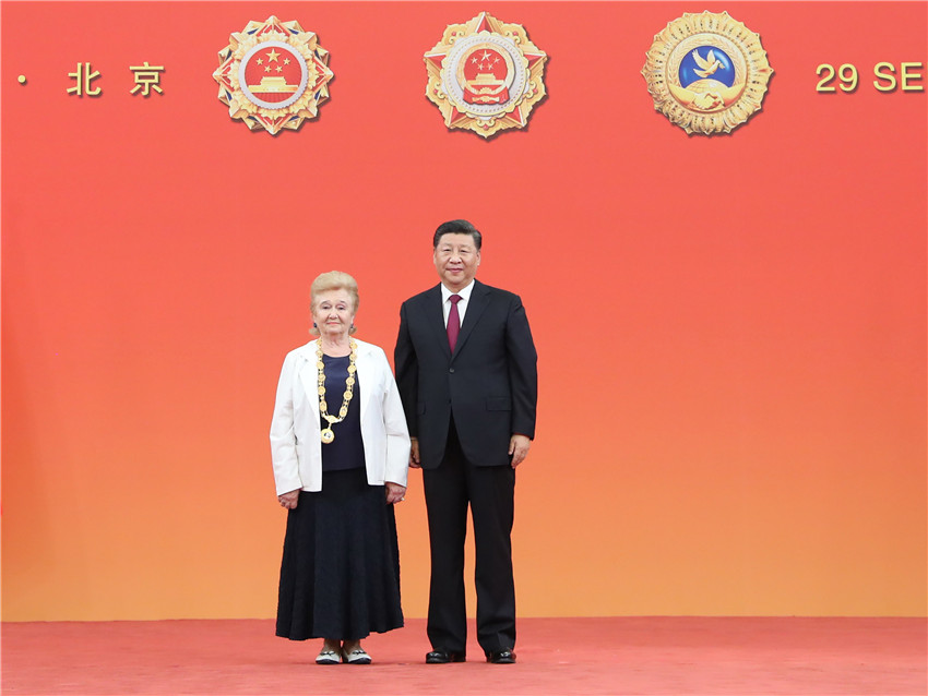 9月29日，中華人民共和國國家勛章和國家榮譽稱號頒授儀式在北京人民大會堂金色大廳隆重舉行。中共中央總書記、國家主席、中央軍委主席習近平向“友誼勛章”獲得者加林娜·維尼阿米諾夫娜·庫利科娃頒授勛章。 新華社記者 王曄 攝