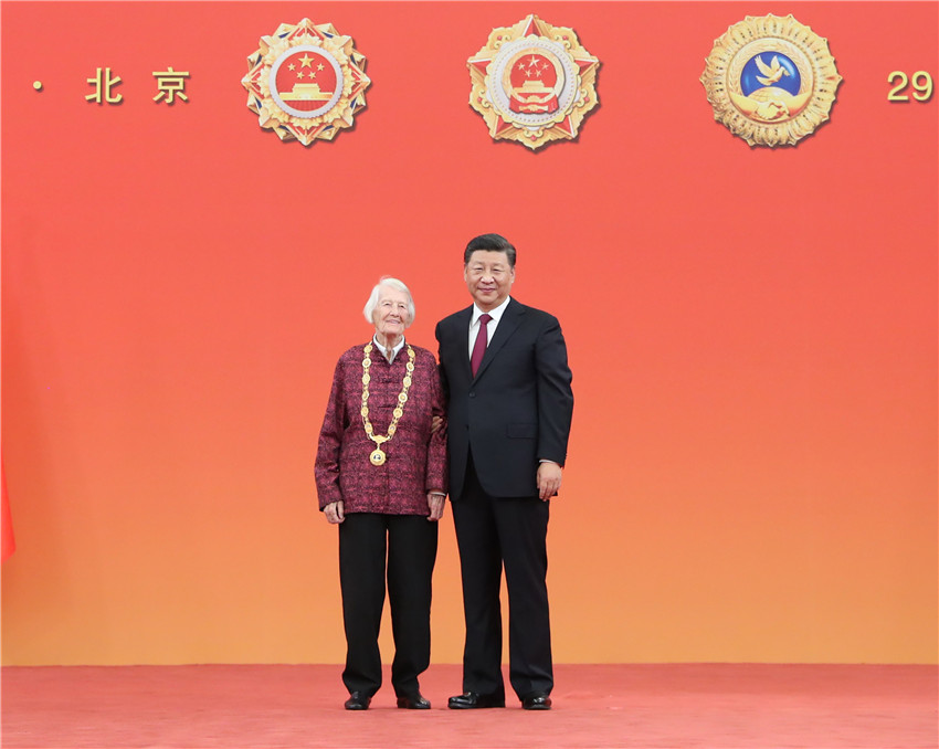 9月29日，中華人民共和國國家勛章和國家榮譽稱號頒授儀式在北京人民大會堂金色大廳隆重舉行。中共中央總書記、國家主席、中央軍委主席習近平向“友誼勛章”獲得者伊莎白·柯魯克頒授勛章。 新華社記者 王曄 攝