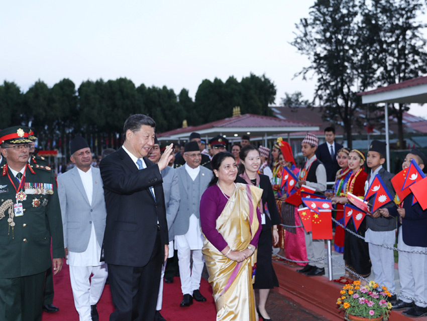10月12日，國家主席習近平乘專機抵達加德滿都，開始對尼泊爾進行國事訪問。尼泊爾總統班達裡在機場為習近平舉行具有濃郁尼泊爾民族特色的歡迎儀式。 新華社記者 鞠鵬 攝