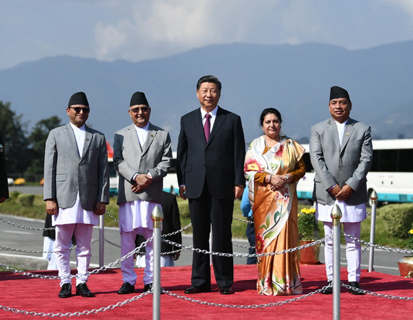 當地時間10月13日中午，國家主席習近平離開加德滿都啟程回國。尼泊爾總統班達裡在機場為習近平舉行隆重歡送儀式。尼泊爾副總統普恩、總理奧利、聯邦議會聯邦院主席蒂米爾西納、所有內閣成員、軍方高級將領參加。 新華社記者 謝環馳 攝