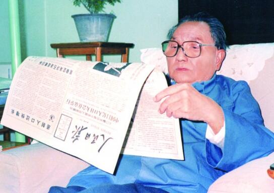 邓小平阅读人民日报