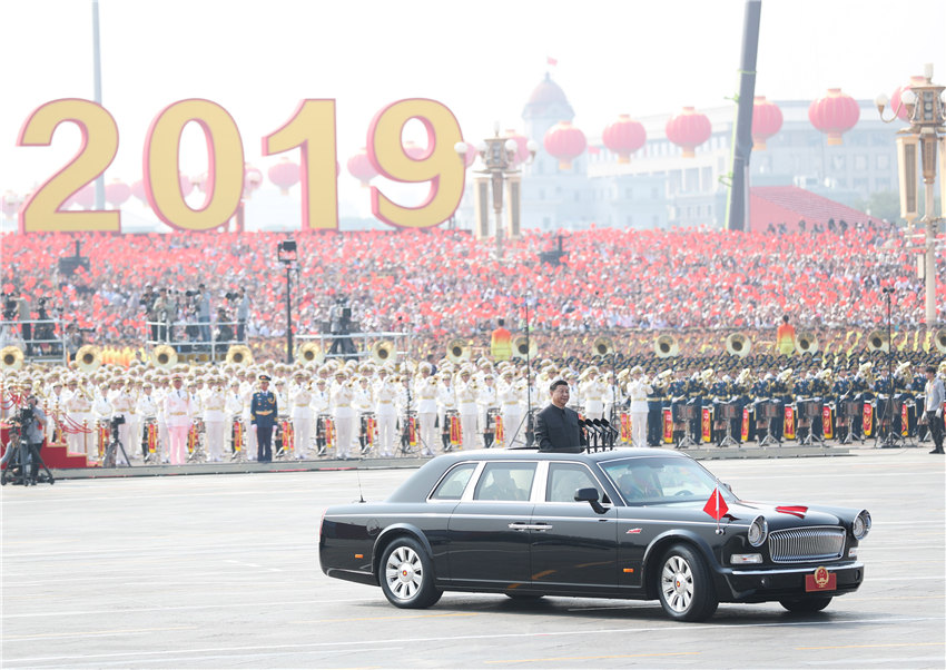 10月1日，慶祝中華人民共和國成立70周年大會在北京天安門廣場隆重舉行。這是中共中央總書記、國家主席、中央軍委主席習近平檢閱受閱部隊。 新華社記者 劉衛兵 攝