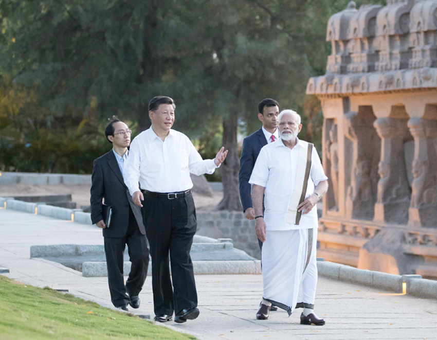 10月11日，國家主席習近平在金奈會見印度總理莫迪。這是習近平在莫迪陪同下參觀馬哈巴利普拉姆古寺廟群。 新華社記者 王曄 攝