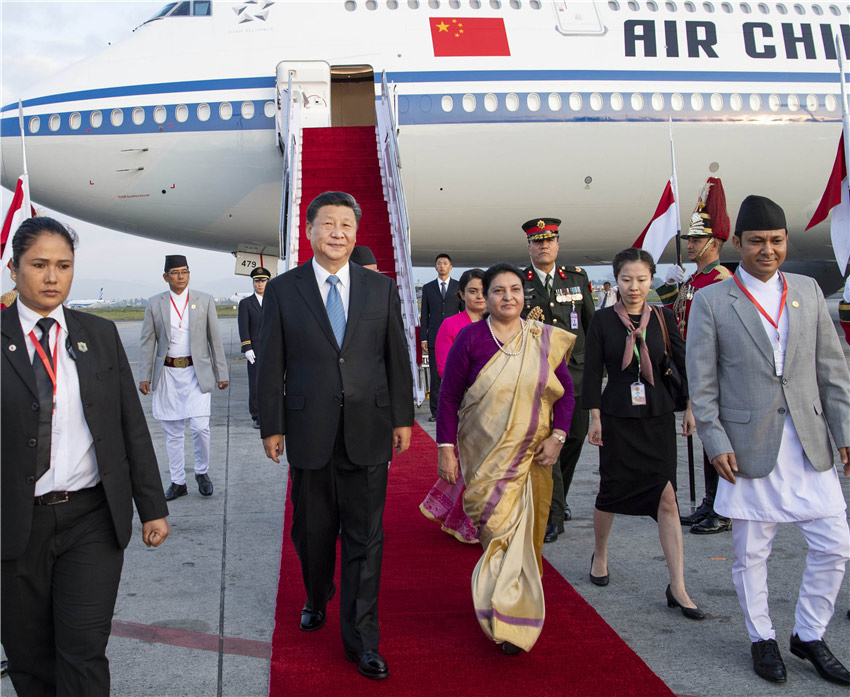10月12日，國家主席習近平乘專機抵達加德滿都，開始對尼泊爾進行國事訪問。習近平步出艙門，尼泊爾總統班達裡偕女兒烏莎在舷梯旁熱情迎接。 新華社記者 李濤 攝
