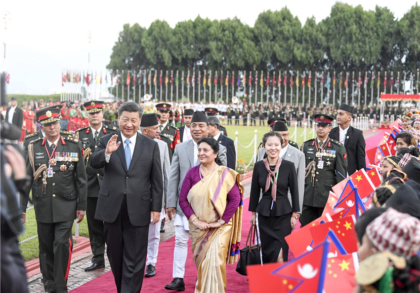 10月12日，國家主席習近平乘專機抵達加德滿都，開始對尼泊爾進行國事訪問。尼泊爾總統班達裡在機場為習近平舉行具有濃郁尼泊爾民族特色的歡迎儀式。 新華社記者 高潔 攝