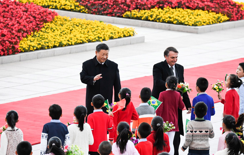10月25日，國家主席習近平在北京人民大會堂同巴西總統博索納羅會談。這是會談前，習近平在人民大會堂東門外廣場為博索納羅舉行歡迎儀式。 新華社記者 高潔 攝