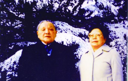 1990年，邓小平和夫人卓琳在上海