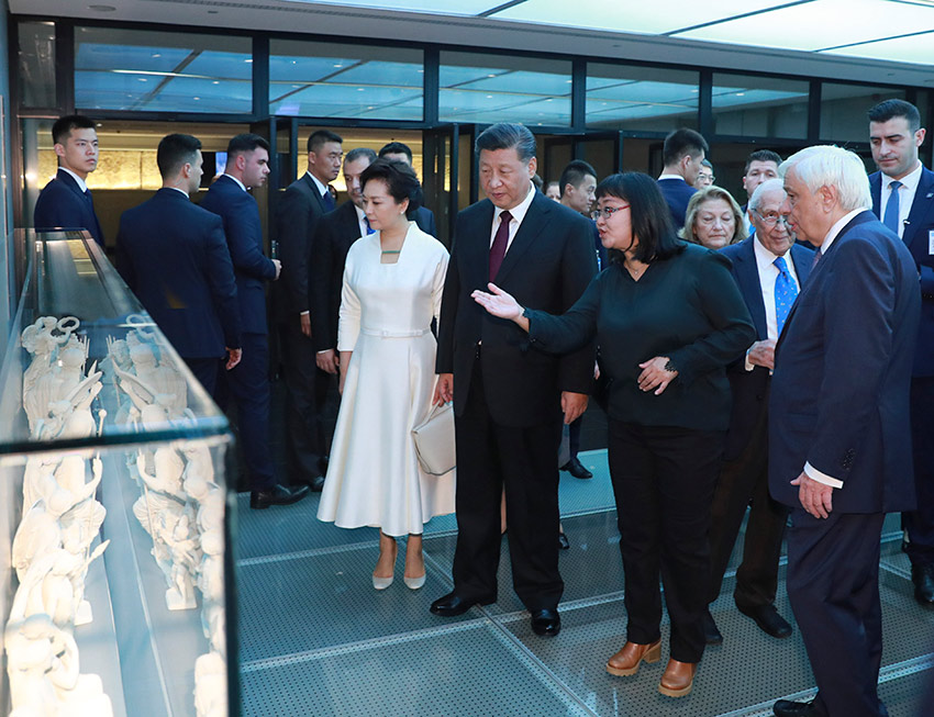 當地時間11月12日，國家主席習近平和夫人彭麗媛在希臘總統帕夫洛普洛斯夫婦陪同下，參觀雅典衛城博物館。 新華社記者 丁林 攝