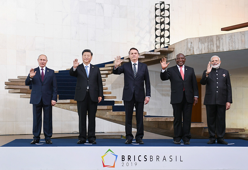 當地時間11月14日，金磚國家領導人第十一次會晤在巴西首都巴西利亞舉行。巴西總統博索納羅主持會晤。中國國家主席習近平、俄羅斯總統普京、印度總理莫迪、南非總統拉馬福薩出席。這是五國領導人合影。 新華社記者 謝環馳 攝