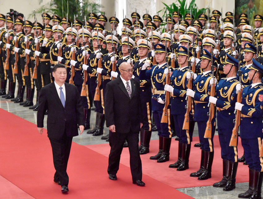 11月27日，國家主席習近平在北京人民大會堂同蘇裡南總統鮑特瑟會談。這是會談前，習近平在人民大會堂北大廳為鮑特瑟舉行歡迎儀式。 新華社記者 岳月偉 攝