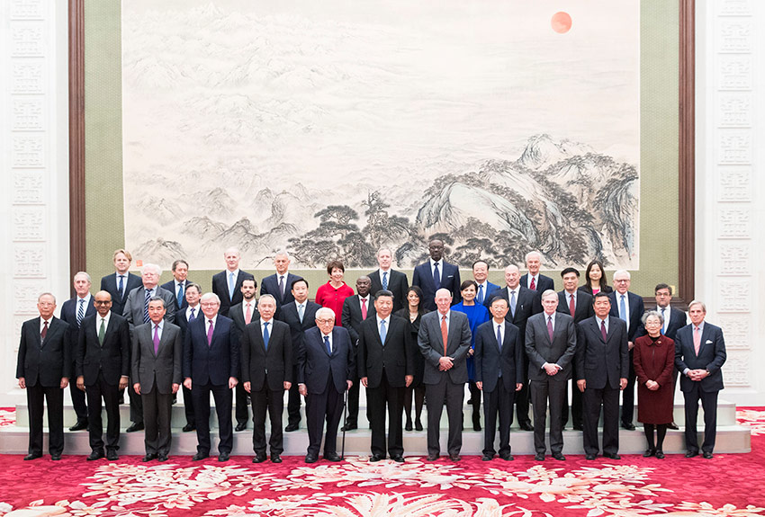 11月22日，國家主席習近平在北京人民大會堂會見出席2019年“創新經濟論壇”外方代表。這是會見前，習近平同外方代表集體合影。 新華社記者 黃敬文 攝