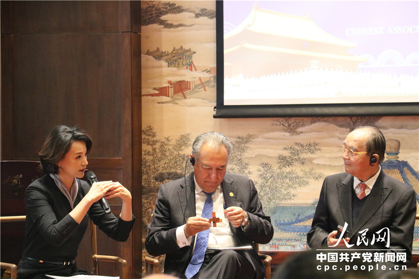 中央廣播電視總台主持人董卿主持高端對話並與發言代表互動。（中國共產黨新聞網 任佳暉攝）