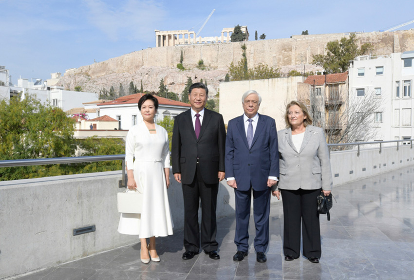 當地時間11月12日，國家主席習近平和夫人彭麗媛在希臘總統帕夫洛普洛斯夫婦陪同下，參觀雅典衛城博物館。 新華社記者 李學仁 攝