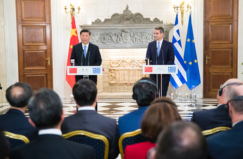 當地時間11月11日，國家主席習近平在雅典同希臘總理米佐塔基斯會談。這是會談后，兩國領導人共同會見記者。 新華社記者 黃敬文 攝
