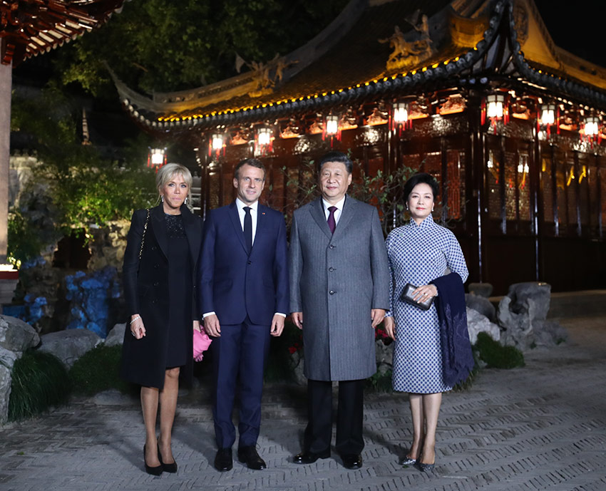 11月5日晚，國家主席習近平和夫人彭麗媛在上海豫園會見法國總統馬克龍和夫人布麗吉特。 新華社記者 鞠鵬 攝