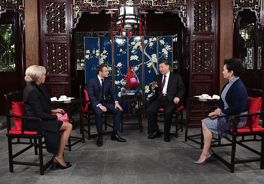 11月5日晚，國家主席習近平和夫人彭麗媛在上海豫園會見法國總統馬克龍和夫人布麗吉特。 新華社記者 饒愛民 攝