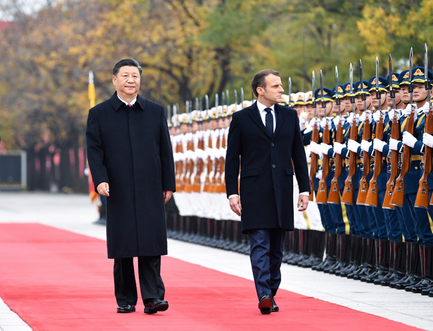 11月6日，國家主席習近平在北京人民大會堂同法國總統馬克龍會談。這是會談前，習近平在人民大會堂東門外廣場為馬克龍舉行歡迎儀式。 新華社記者 燕雁 攝