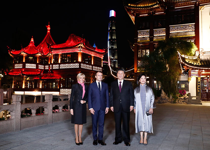 11月5日晚，國家主席習近平和夫人彭麗媛在上海豫園會見法國總統馬克龍和夫人布麗吉特。 新華社記者 劉彬 攝
