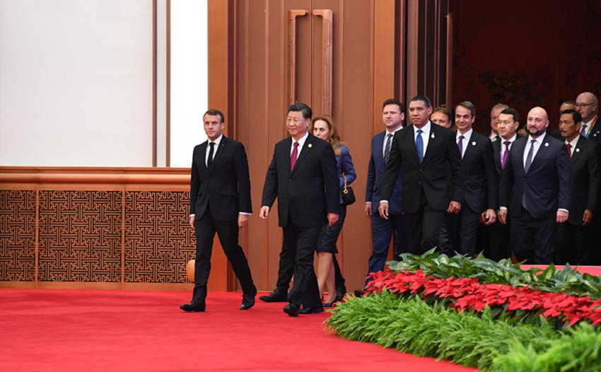 11月5日，第二屆中國國際進口博覽會在上海國家會展中心開幕。國家主席習近平出席開幕式並發表題為《開放合作 命運與共》的主旨演講。這是習近平同外方領導人一同步入會場。 新華社記者 饒愛民 攝