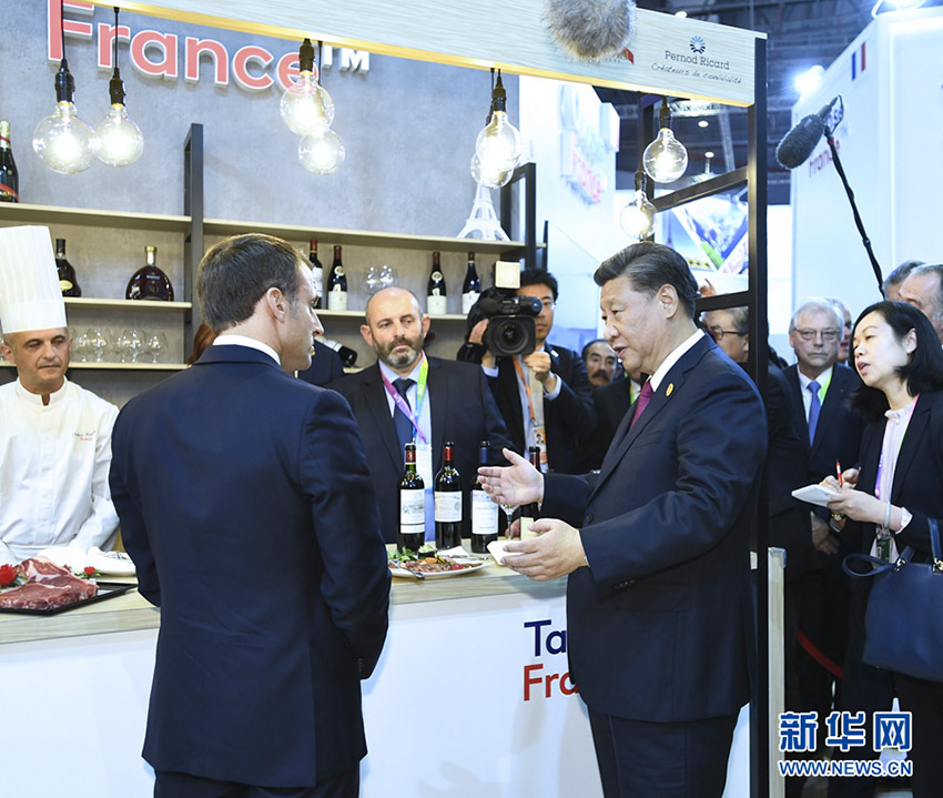 11月5日，國家主席習近平在上海出席第二屆中國國際進口博覽會開幕式后，同與會外國領導人共同巡館。這是習近平在法國總統馬克龍陪同下巡視法國館。 新華社記者 謝環馳 攝