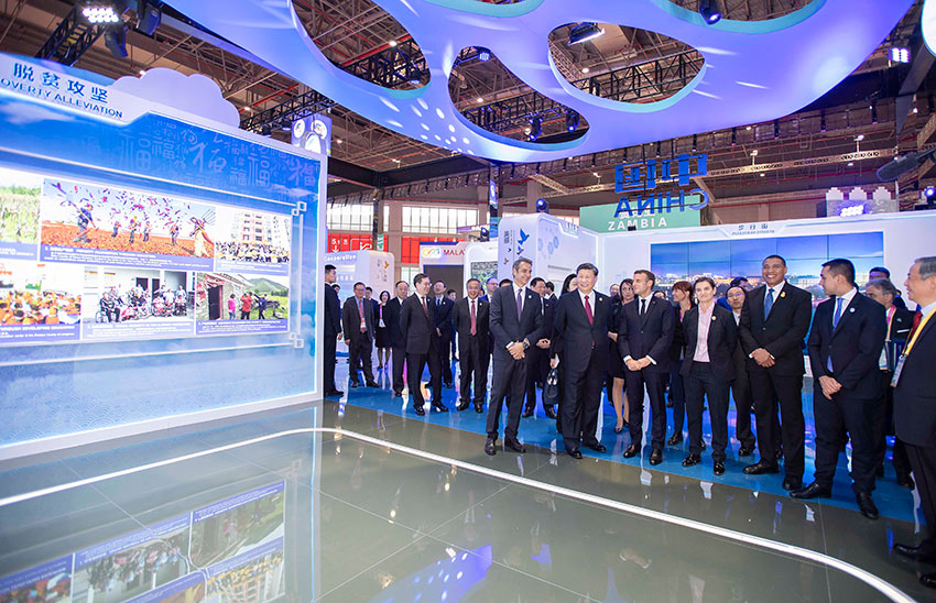 11月5日，國家主席習近平在上海出席第二屆中國國際進口博覽會開幕式后，同與會外國領導人共同巡館。 新華社記者 李濤 攝