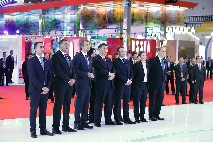 11月5日，國家主席習近平在上海出席第二屆中國國際進口博覽會開幕式后，同與會外國領導人共同巡館。 新華社記者 鞠鵬 攝
