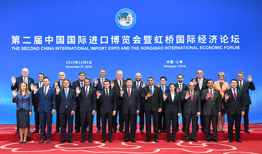 11月5日，第二屆中國國際進口博覽會在上海國家會展中心開幕。國家主席習近平出席開幕式並發表題為《開放合作 命運與共》的主旨演講。這是開幕式前，習近平同外方領導人集體合影。 新華社記者 謝環馳 攝