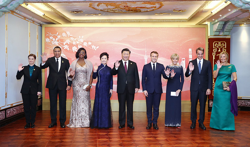 11月4日晚，國家主席習近平和夫人彭麗媛在上海和平飯店舉行宴會，歡迎出席第二屆中國國際進口博覽會的各國貴賓。這是宴會前，習近平和彭麗媛同法國總統馬克龍夫婦、牙買加總理霍爾尼斯夫婦、希臘總理米佐塔基斯夫婦、塞爾維亞總理布爾納比奇等外方貴賓合影留念。 新華社記者 鞠鵬 攝