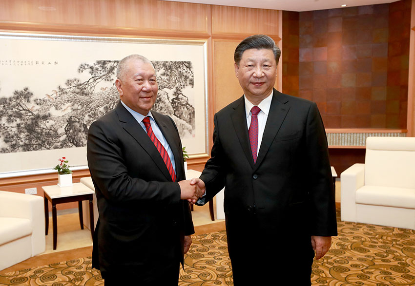 12月19日，國家主席習近平在澳門會見全國政協副主席何厚鏵。 新華社記者 龐興雷 攝
