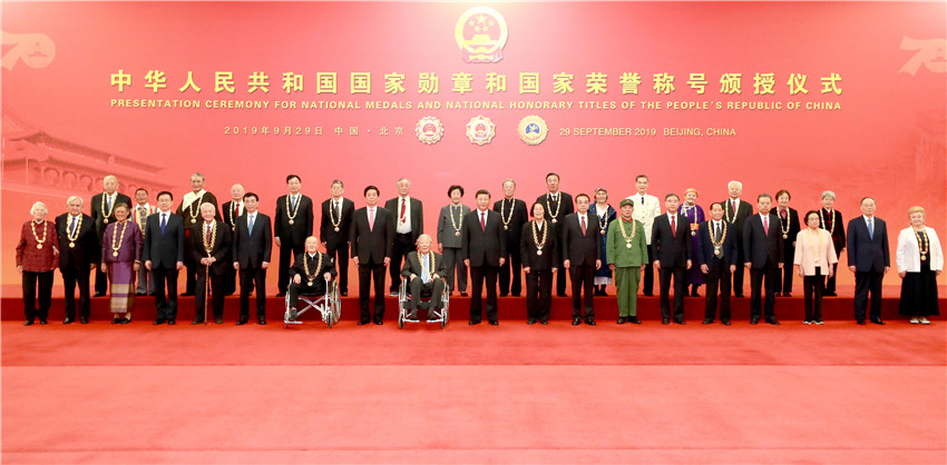 9月29日，中華人民共和國國家勛章和國家榮譽稱號頒授儀式在北京人民大會堂金色大廳隆重舉行。習近平等黨和國家領導人同國家勛章和國家榮譽稱號獲得者合影。 新華社記者 龐興雷 攝
