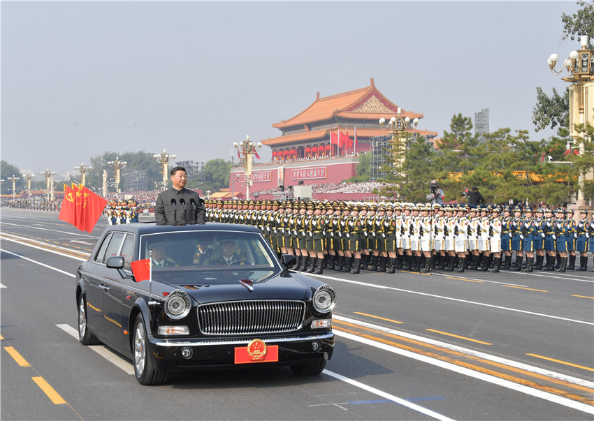10月1日，慶祝中華人民共和國成立70周年大會在北京天安門廣場隆重舉行。這是中共中央總書記、國家主席、中央軍委主席習近平檢閱受閱部隊。  新華社記者 李濤 攝