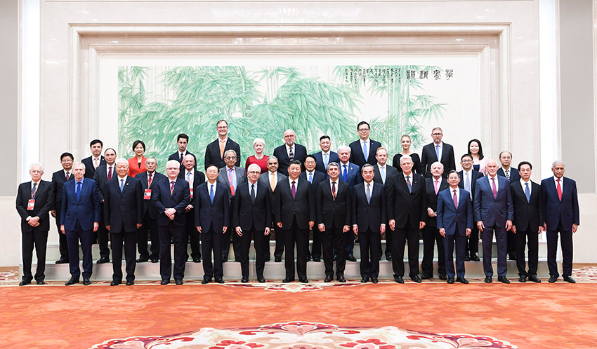 10月25日，國家主席習近平在北京人民大會堂會見出席2019年“讀懂中國”國際會議的外方嘉賓代表，同他們集體合影。 新華社記者 張領 攝