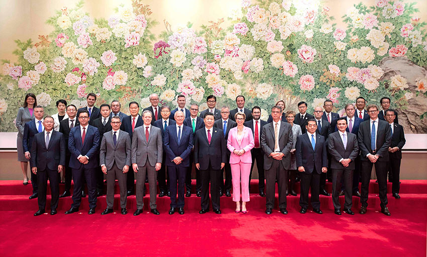 11月5日，第二屆中國國際進口博覽會在上海國家會展中心開幕。國家主席習近平出席開幕式並發表題為《開放合作 命運與共》的主旨演講。這是開幕式前，習近平親切會見世界500強企業家代表。 新華社記者 李濤 攝