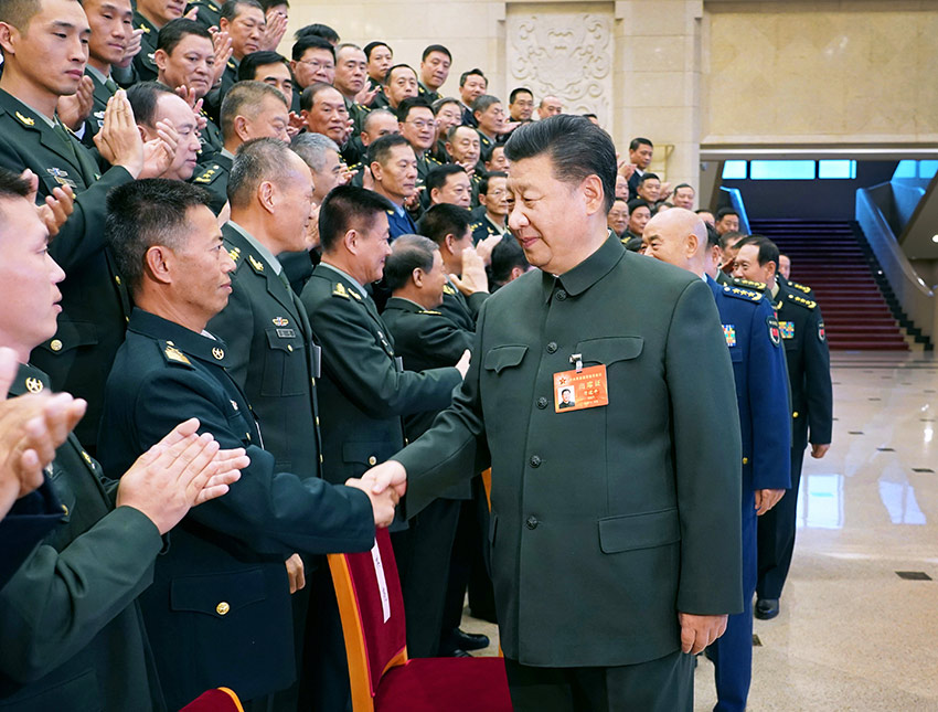 11月8日至10日，中央軍委基層建設會議在北京召開。中共中央總書記、國家主席、中央軍委主席習近平出席會議並發表重要講話。這是習近平親切接見會議代表。 新華社記者 李剛 攝