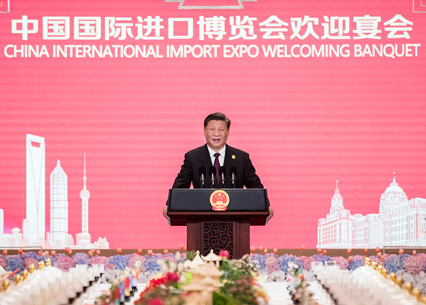 11月4日晚，國家主席習近平和夫人彭麗媛在上海和平飯店舉行宴會，歡迎出席第二屆中國國際進口博覽會的各國貴賓。這是習近平發表致辭。 新華社記者 王曄 攝