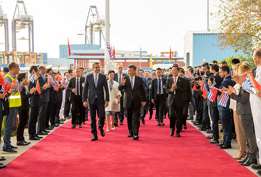 當地時間11月11日，國家主席習近平和夫人彭麗媛在希臘總理米佐塔基斯夫婦陪同下，共同參觀中遠海運比雷埃夫斯港項目。 新華社記者 李學仁 攝