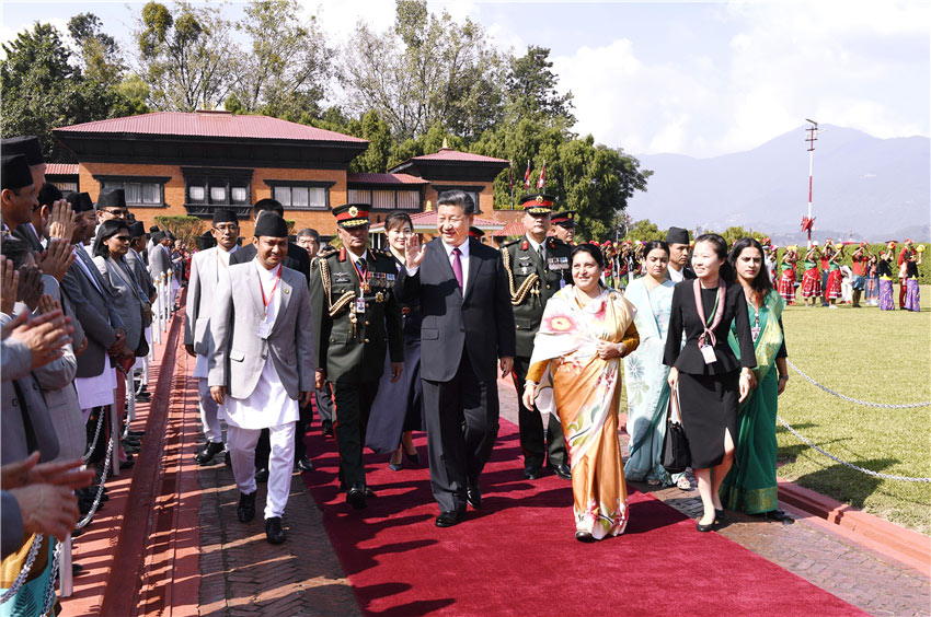 當地時間10月13日中午，國家主席習近平離開加德滿都啟程回國。尼泊爾總統班達裡在機場為習近平舉行隆重歡送儀式。尼泊爾副總統普恩、總理奧利、聯邦議會聯邦院主席蒂米爾西納、所有內閣成員、軍方高級將領參加。 新華社記者 高潔 攝