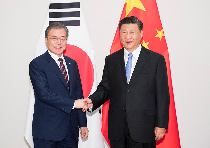 6月27日，國家主席習近平在日本大阪會見韓國總統文在寅。 新華社記者 黃敬文 攝