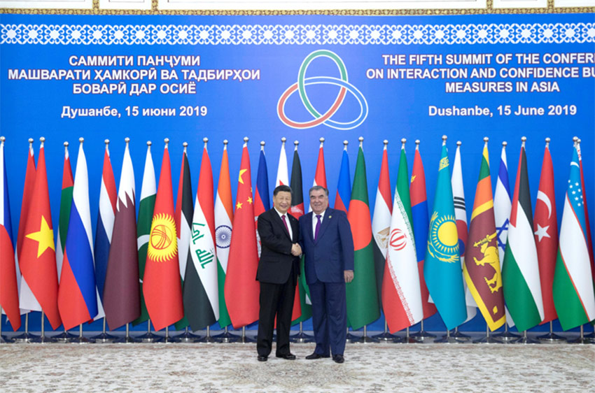 6月15日，亞洲相互協作與信任措施會議第五次峰會在塔吉克斯坦首都杜尚別舉行。國家主席習近平出席峰會並發表重要講話。這是習近平抵達納烏魯茲宮迎賓廳，受到塔吉克斯坦總統拉赫蒙熱情迎接。 新華社記者 王曄 攝
