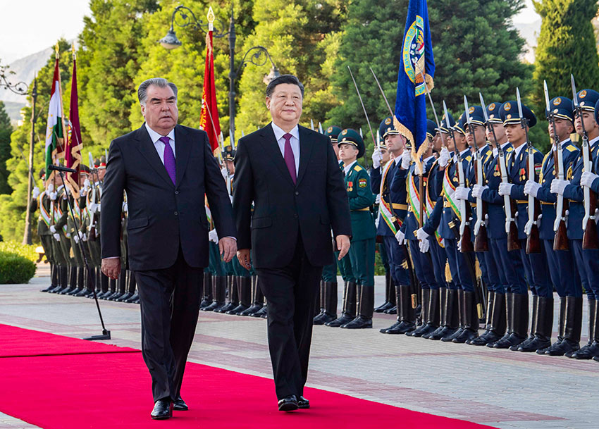 6月15日，國家主席習近平在杜尚別同塔吉克斯坦總統拉赫蒙會談。會談前，拉赫蒙在總統府前廣場為習近平舉行盛大歡迎儀式。 新華社記者 李濤 攝