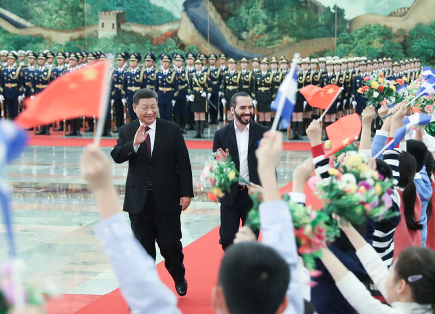 12月3日，國家主席習近平在北京人民大會堂同薩爾瓦多總統布克爾會談。這是會談前，習近平在人民大會堂北大廳為布克爾舉行歡迎儀式。 新華社記者 姚大偉 攝