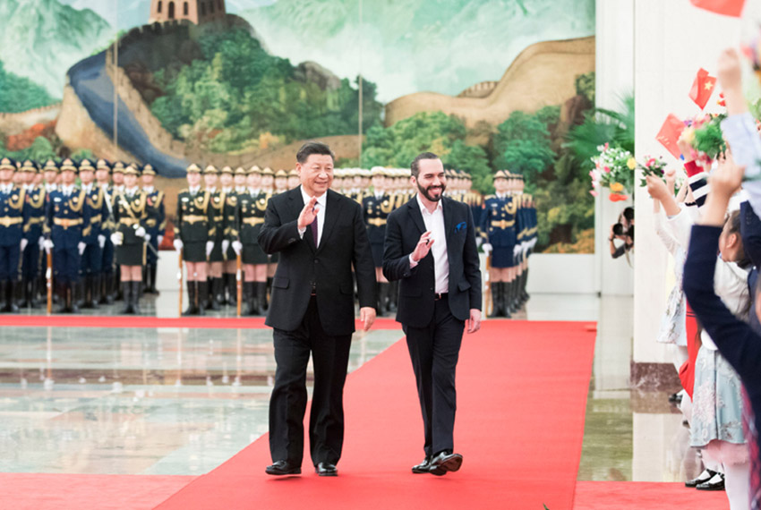 12月3日，國家主席習近平在北京人民大會堂同薩爾瓦多總統布克爾會談。這是會談前，習近平在人民大會堂北大廳為布克爾舉行歡迎儀式。 新華社記者 黃敬文 攝
